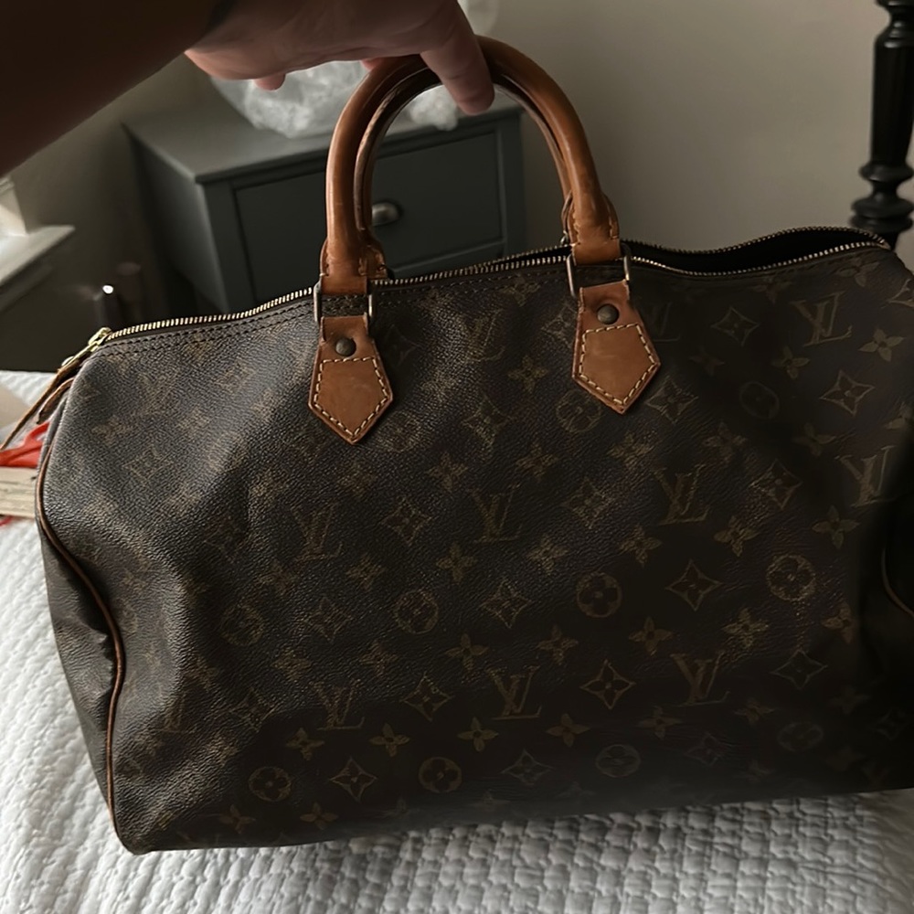 Louis Vuitton speedy 40 COA included